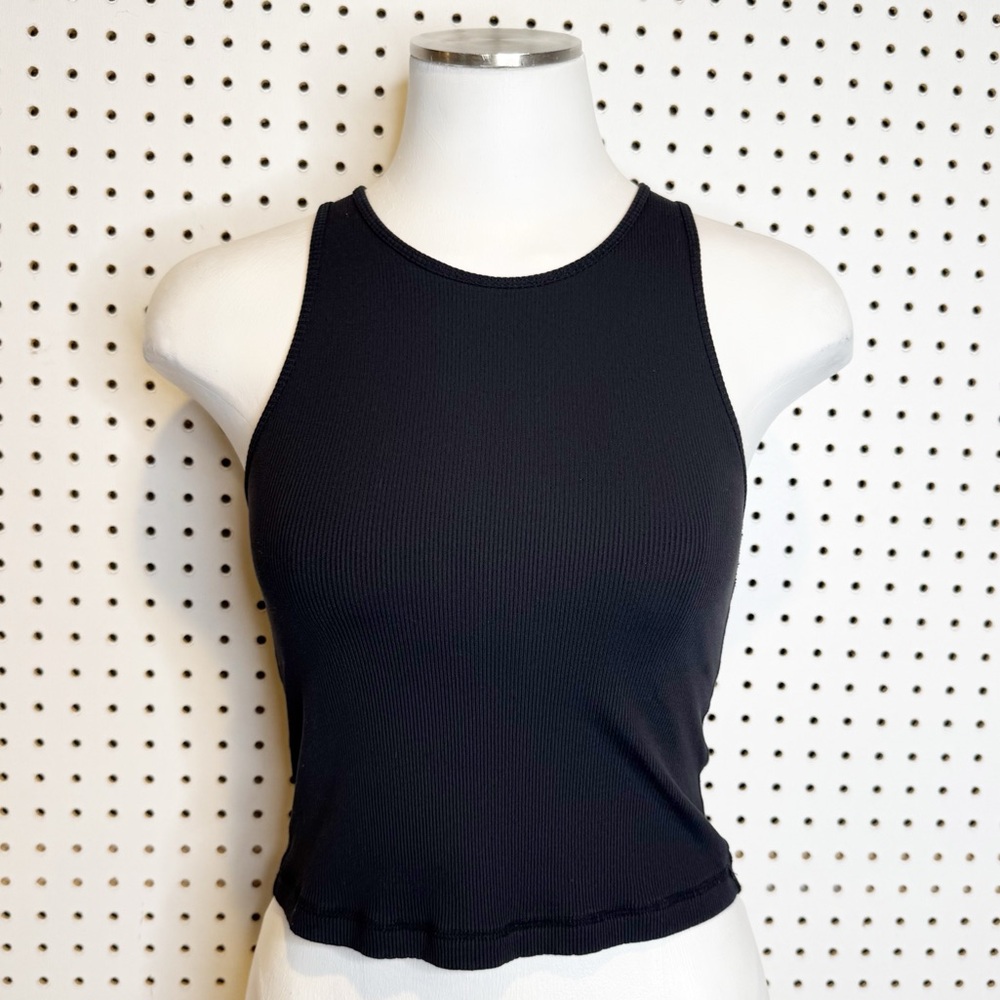 Vuori | Ribbed Stretch Crop Tank Top in Black